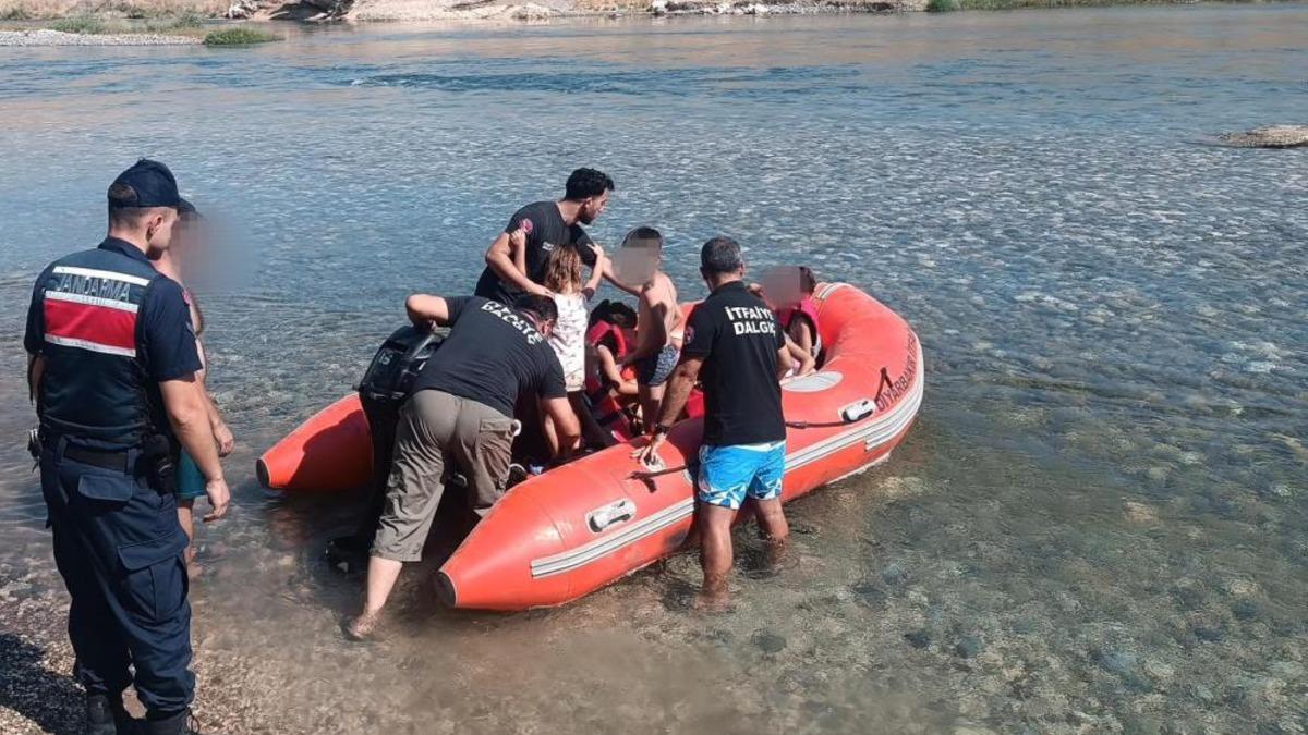 Su seviyesinin yükselmesiyle mahsur kalan 10 kişi botla kurtarıldı - Güncel Haberler