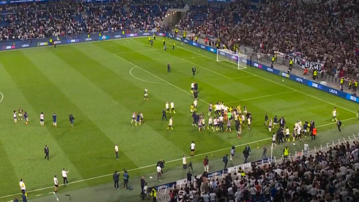 Fenerbahçe Lyon u eledi, maç sonu ortalık karıştı! Lyonlu oyuncular ve tarfatarlar Matteo Guendouzi ye saldırdı 1