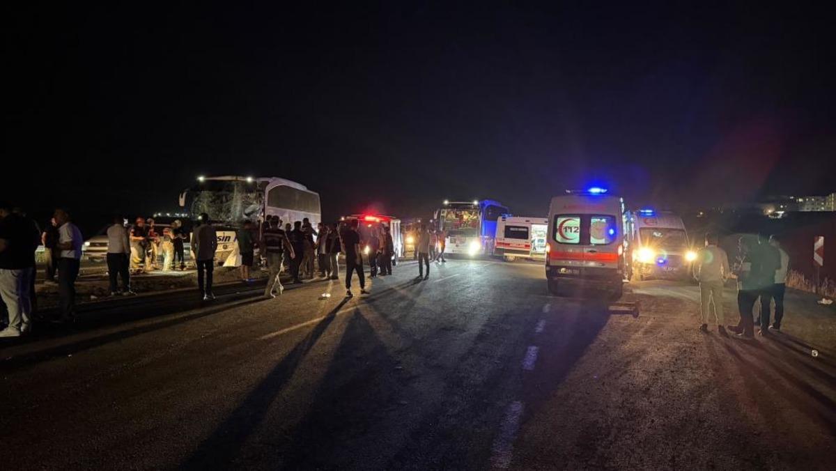 Şanlıurfa&rsquo;da yolcu otob&uuml;sleri &ccedil;arpıştı: 13 yaralı 1