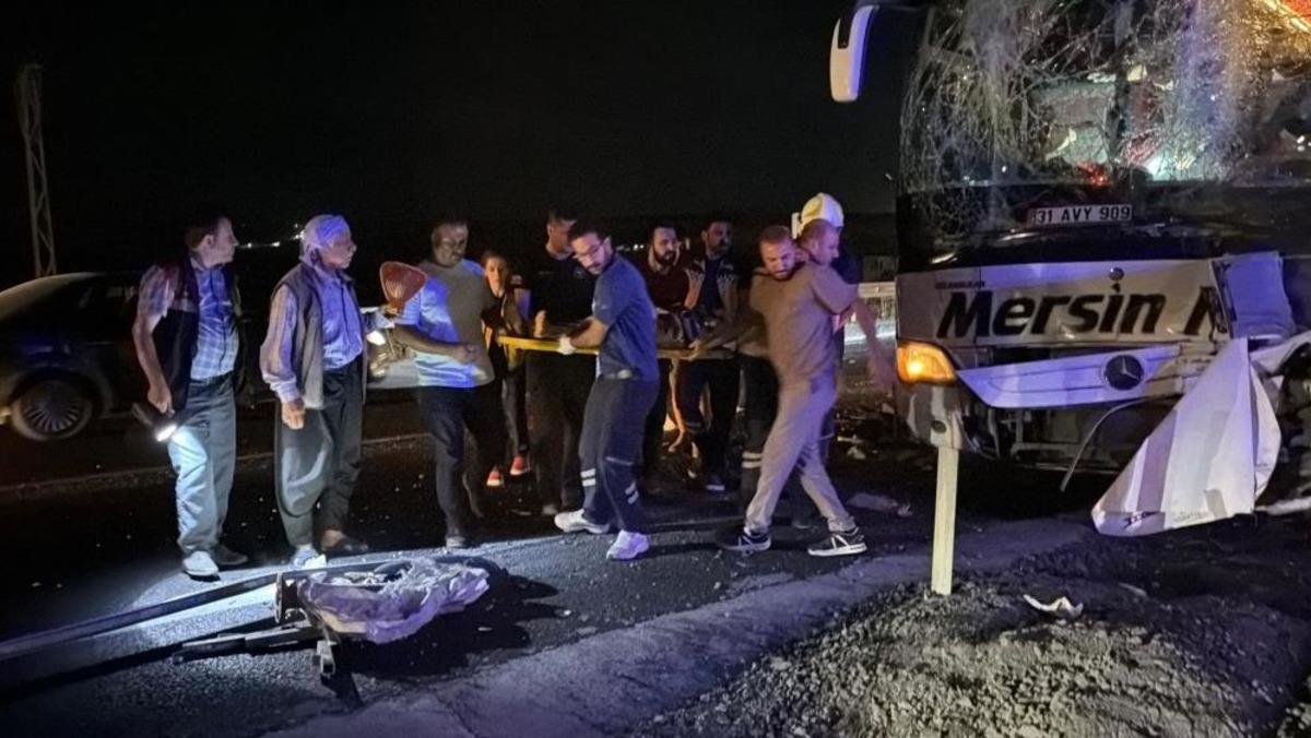Şanlıurfa&rsquo;da yolcu otob&uuml;sleri &ccedil;arpıştı: 13 yaralı 3