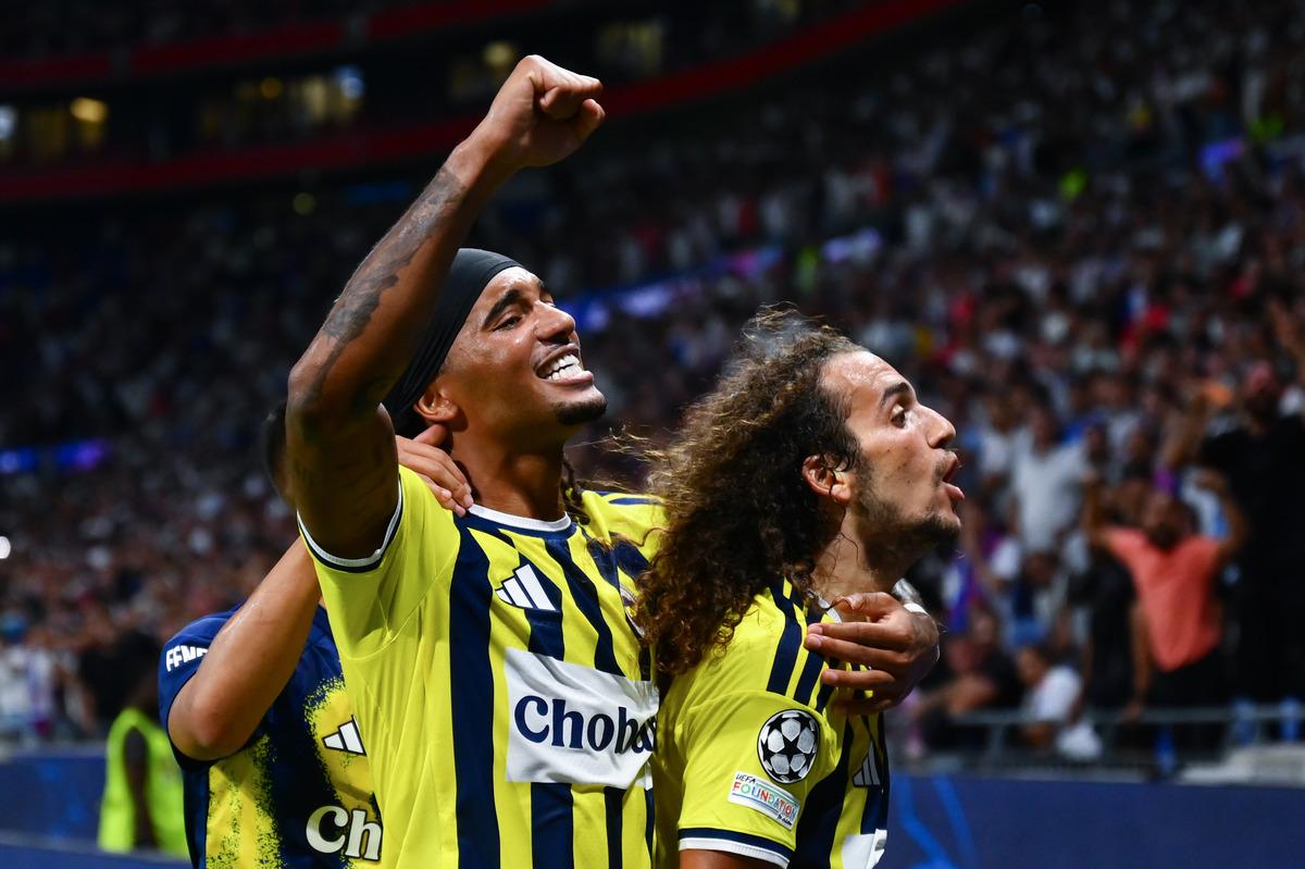 Fransızlar Fenerbah&ccedil;e'yi konuşuyor! Ma&ccedil; sonrası ortalık karıştı: "Lyon şaşkına d&ouml;nd&uuml;"