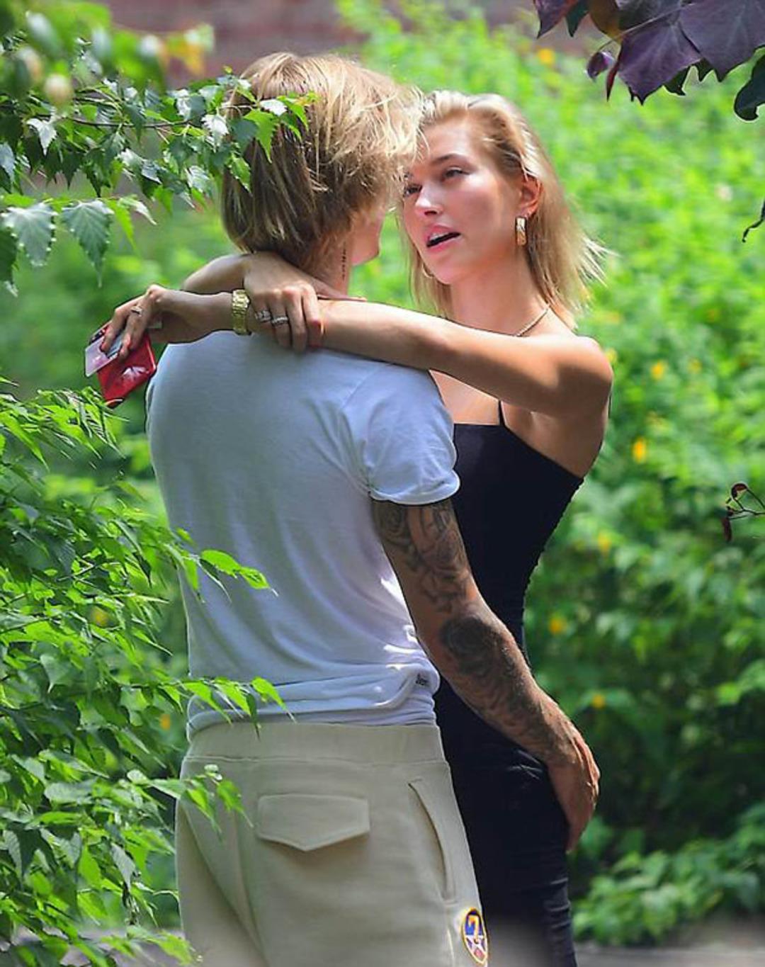 Sokak ortasında aşka geldi