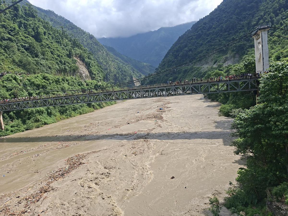 Nepal deki sel felaketinden çarpıcı kare! Sınır hattını bile ortadan kaldırmış 6