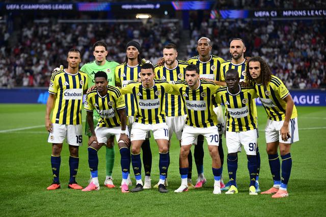 Lyon-Fenerbahçe maçı sonrası yazarlardan övgüler! "Aciz durumda bıraktılar"