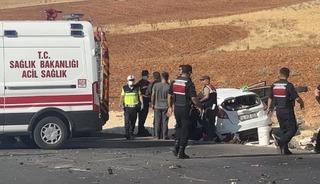 Gaziantep&rsquo;te iki ara&ccedil; kafa kafaya &ccedil;arpıştı: 2 &ouml;l&uuml;, 4 yaralı