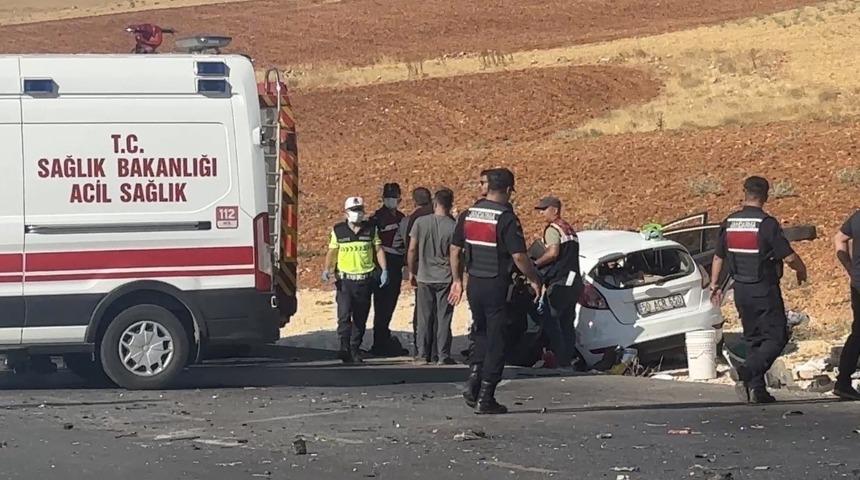 Gaziantep&rsquo;te iki ara&ccedil; kafa kafaya &ccedil;arpıştı: 2 &ouml;l&uuml;, 4 yaralı
