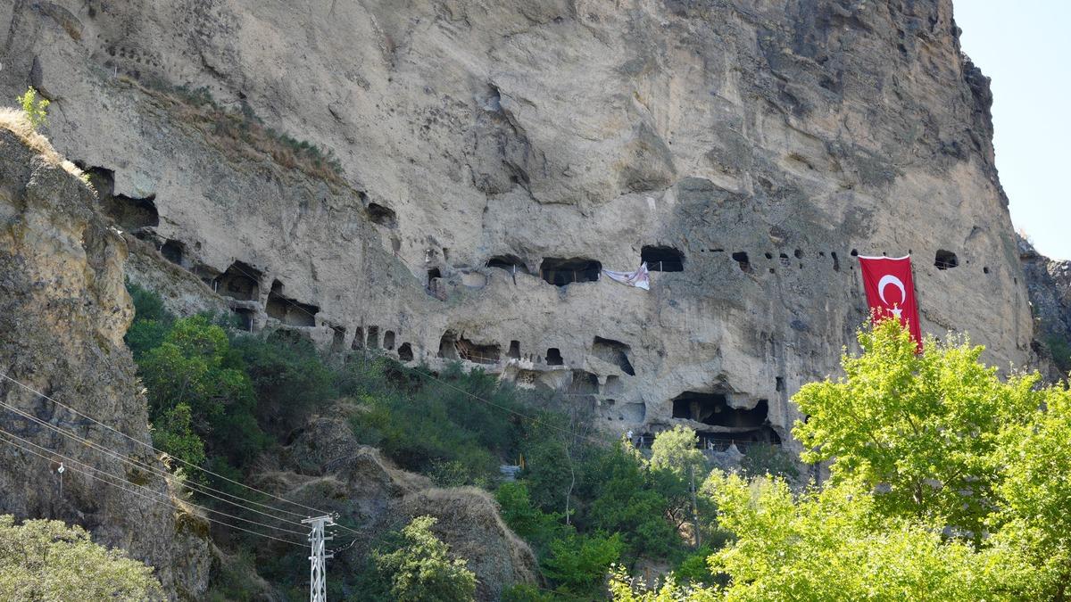 Tıpkı Ürgüp ve Göreme gibi: Başkent in saklı cenneti! Çay boyunca uzanıyor 3