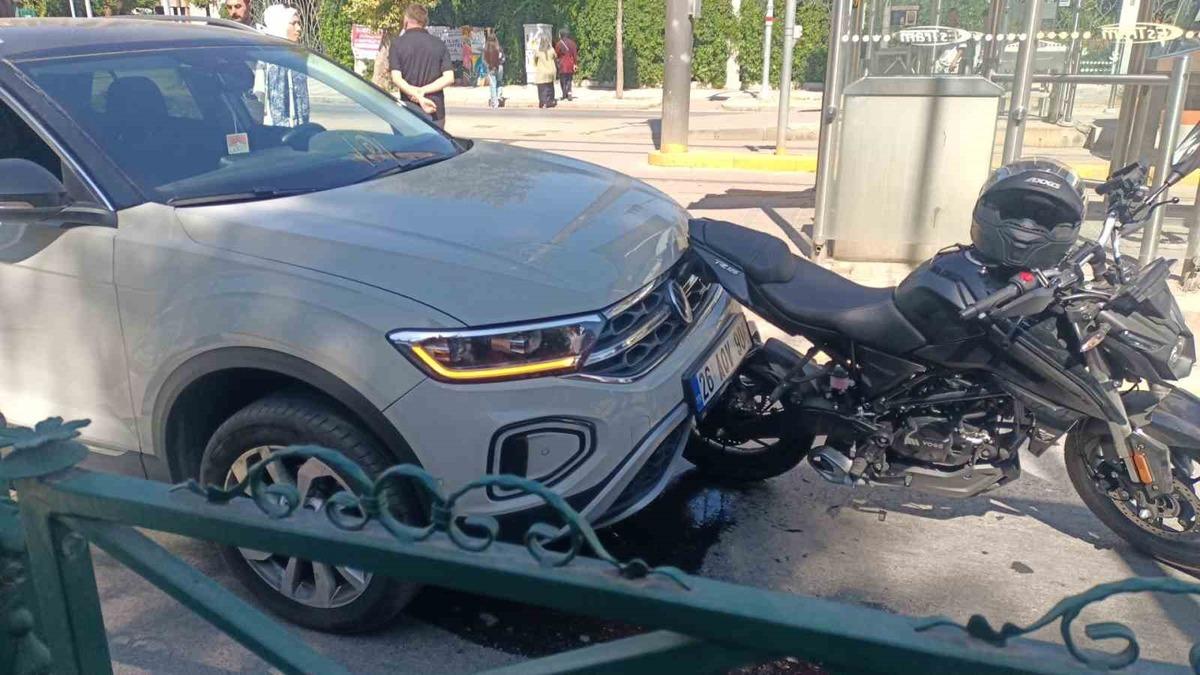 Yayalara yol veren motosikletliye otomobil çarptı - Güncel Haberler