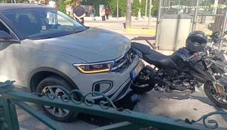 Yayalara yol veren motosikletliye otomobil &ccedil;arptı