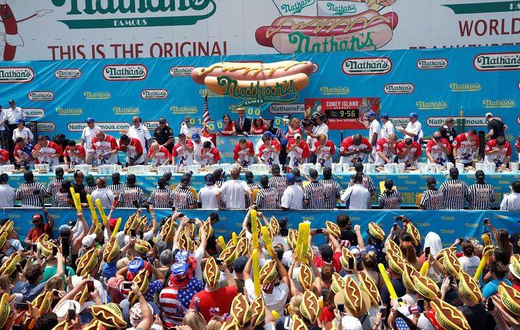 Daha fazla sosisli sandviç yemek için yarıştılar  G1