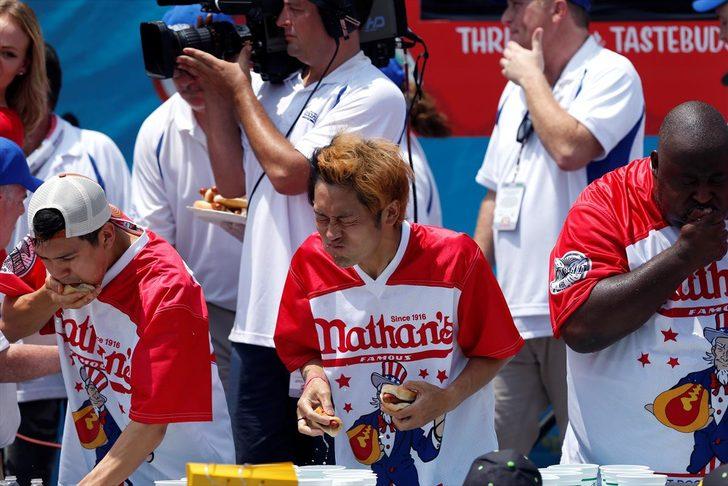 Daha fazla sosisli sandviç yemek için yarıştılar  G2