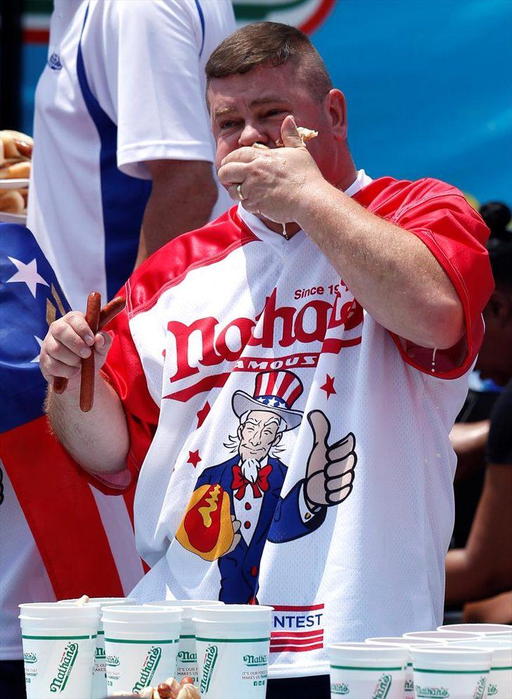 Daha fazla sosisli sandviç yemek için yarıştılar  G3