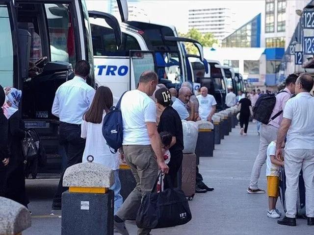 T&uuml;rkiye'nin her yerinden otob&uuml;slere talep yağdı: Firmalar şof&ouml;rler i&ccedil;in harekete ge&ccedil;ti