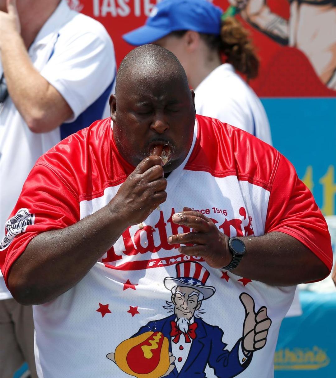 Daha fazla sosisli sandvi&ccedil; yemek i&ccedil;in yarıştılar 