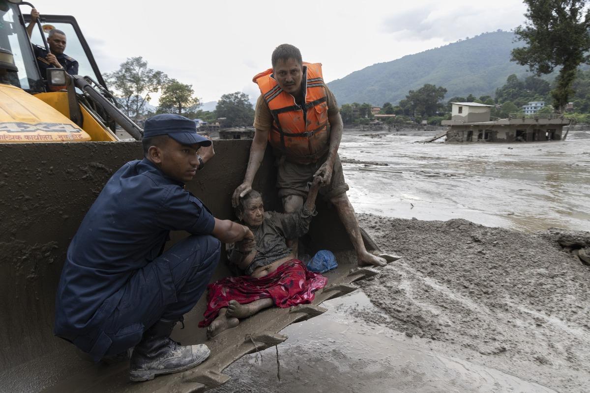 Cesetler &uuml;zerinde talan yarışı: Nepal deki sel felaketinde insanlık dışı g&ouml;r&uuml;nt&uuml;ler! 3