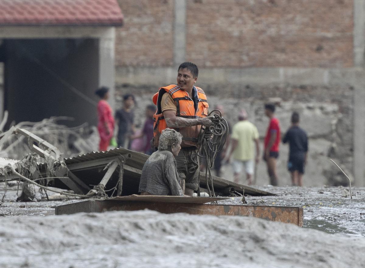 Cesetler &uuml;zerinde talan yarışı: Nepal deki sel felaketinde insanlık dışı g&ouml;r&uuml;nt&uuml;ler! 6