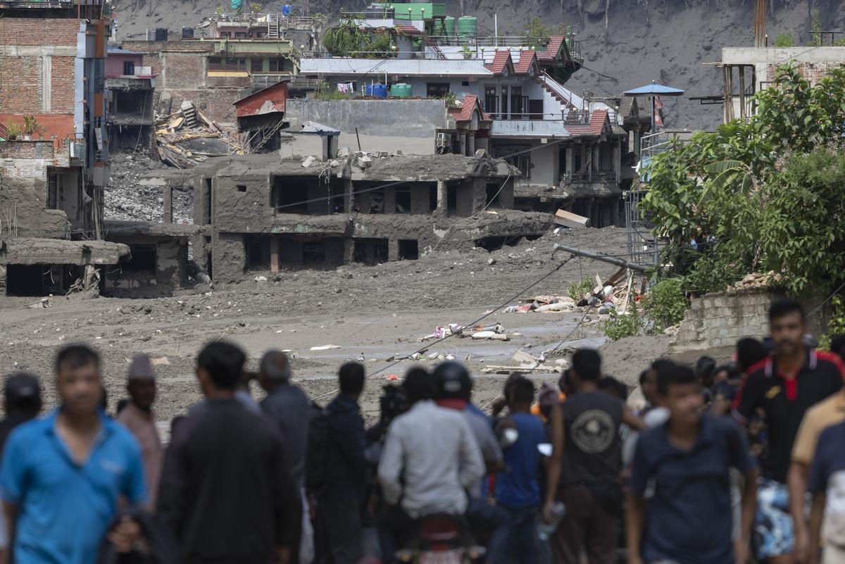 Cesetler &uuml;zerinde talan yarışı: Nepal deki sel felaketinde insanlık dışı g&ouml;r&uuml;nt&uuml;ler! 5