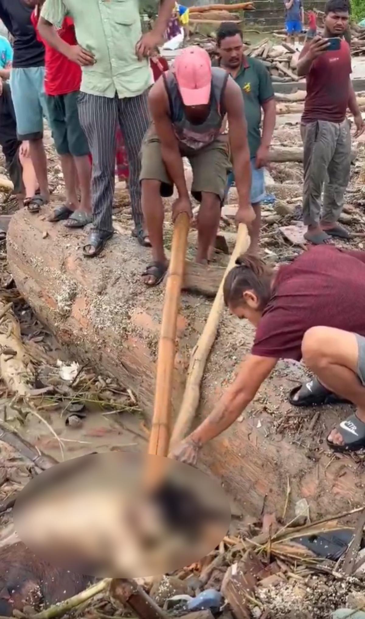 Cesetler &uuml;zerinde talan yarışı: Nepal deki sel felaketinde insanlık dışı g&ouml;r&uuml;nt&uuml;ler! 7