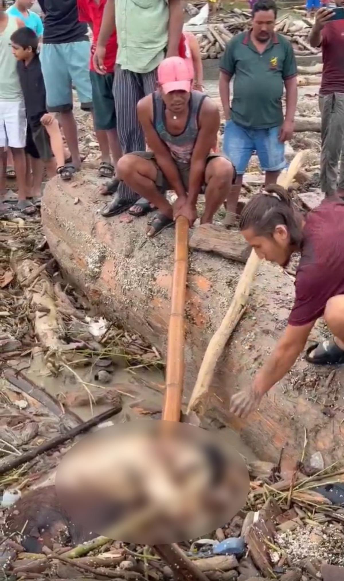 Cesetler &uuml;zerinde talan yarışı: Nepal deki sel felaketinde insanlık dışı g&ouml;r&uuml;nt&uuml;ler! 8