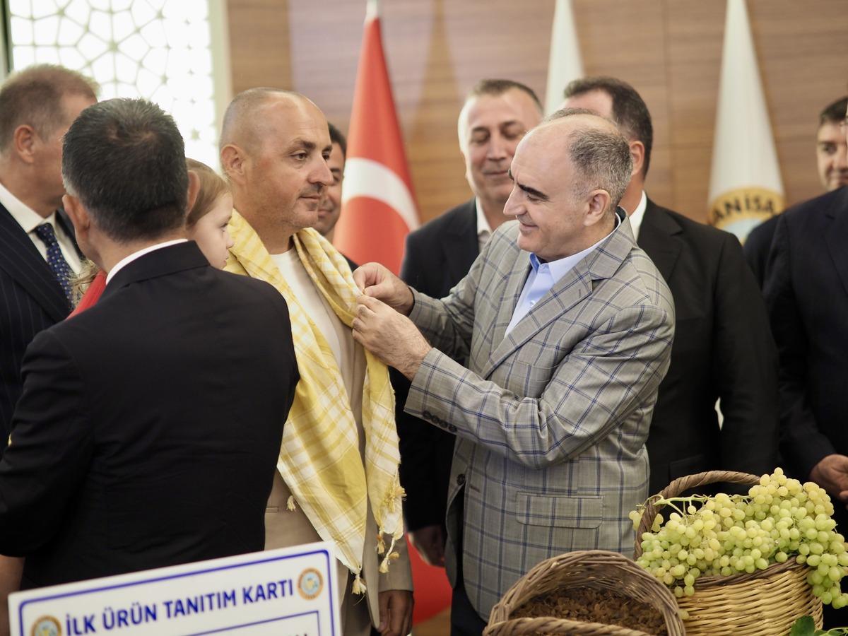 Manisa da sezonun ilk hasadı a&ccedil;ık artırmada! Kilosu 4 bin liradan alındı 1