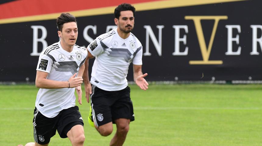 Mesut Özil ve İlkay Gündoğan Almanya Milli Takımı'nın formasını giymeye devam edecek mi?