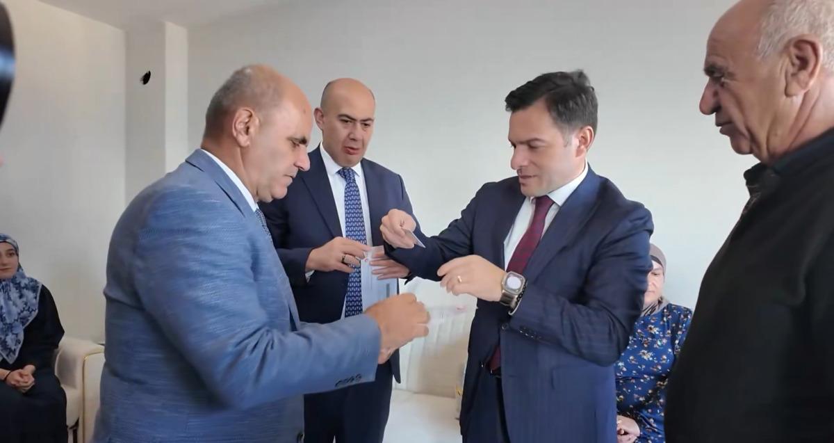 Ahıska Türkü aileler Elazığ’daki yeni evlerine kavuştu: T.C. Kimlik Kartları da teslim edildi 2