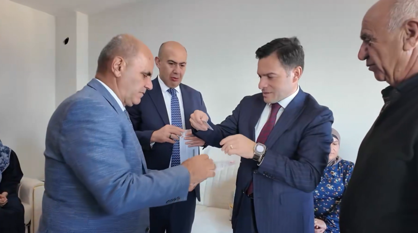 Ahıska T&uuml;rk&uuml; aileler Elazığ&rsquo;daki yeni evlerine kavuştu: T.C. Kimlik Kartları da teslim edildi