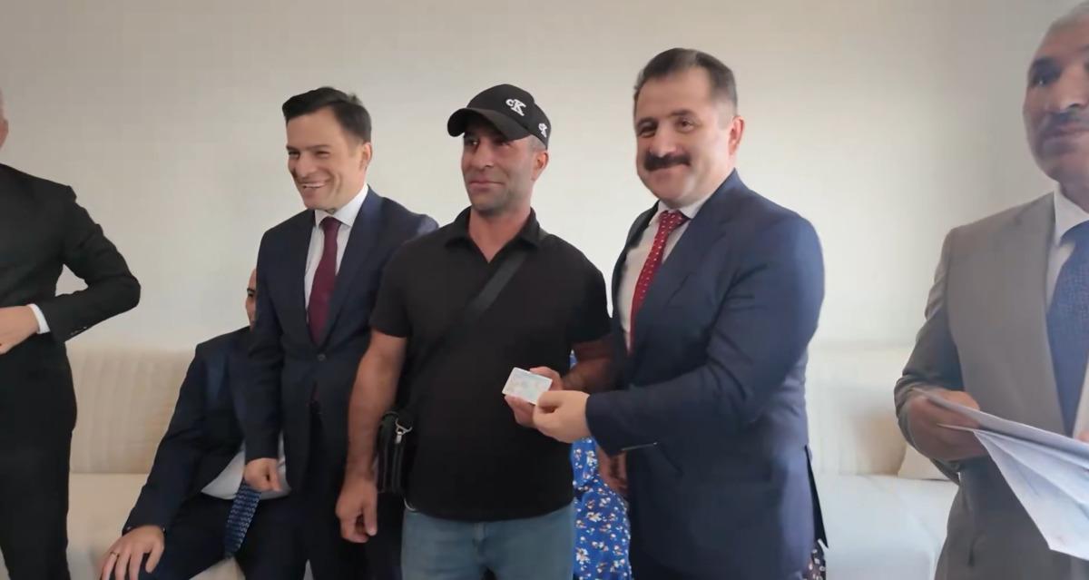 Ahıska Türkü aileler Elazığ’daki yeni evlerine kavuştu: T.C. Kimlik Kartları da teslim edildi 3