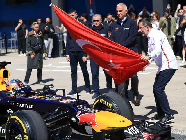 Ersoy m&uuml;jdeyi verdi: İstanbul Park 2031&rsquo;e kadar F1 takviminde