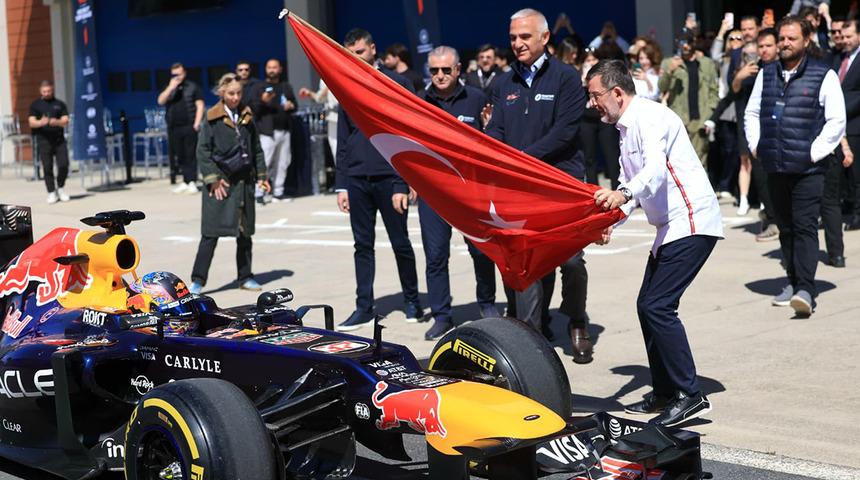 Bakan Ersoy m&uuml;jdeyi verdi: İstanbul Park 2031&rsquo;e kadar F1 takviminde