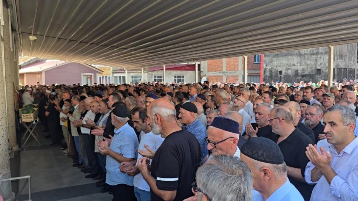 Rize&rsquo;de denizde boğulan iki kardeş son yolculuklarına uğurlandı 1