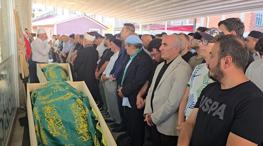 Rize&rsquo;de denizde boğulan iki kardeş son yolculuklarına uğurlandı