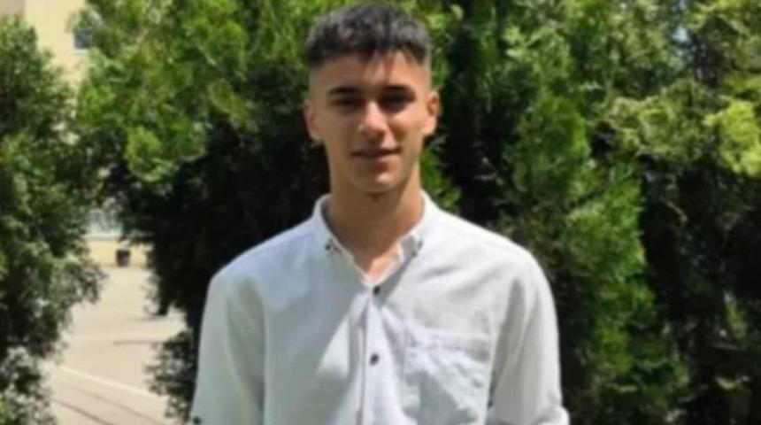 Banyoya girdikten sonra odasında &ouml;l&uuml; bulundu: 19 yaşındaki gen&ccedil; toprağa verildi