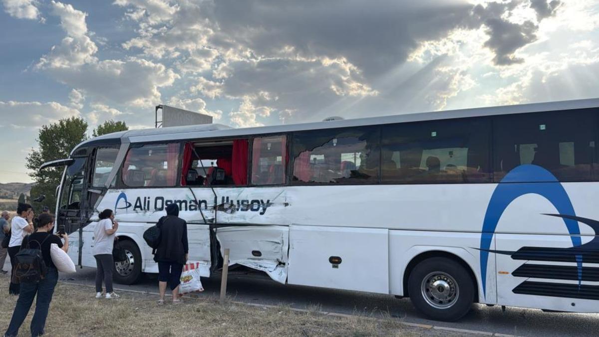 Kırıkkale de yolcu otob&uuml;s&uuml; ve iki tır kavşakta &ccedil;arpıştı: 1 yaralı 1
