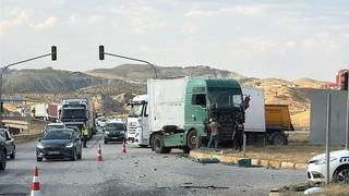 Son dakika: Kırıkkale'de yolcu otob&uuml;s&uuml; ve iki tır kavşakta &ccedil;arpıştı: 1 yaralı