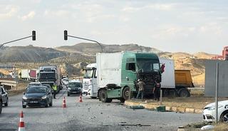 Kırıkkale'de yolcu otob&uuml;s&uuml; ve iki tır kavşakta &ccedil;arpıştı: 1 yaralı
