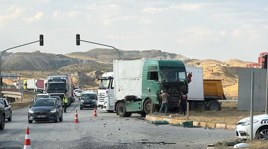 Kırıkkale'de yolcu otob&uuml;s&uuml; ve iki tır kavşakta &ccedil;arpıştı: 1 yaralı