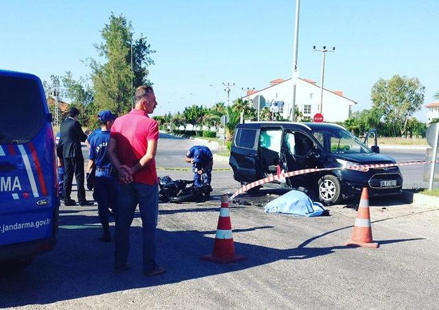 Hafif ticari araç ile motosiklet çarpıştı: 1 ölü, 2 yaralı