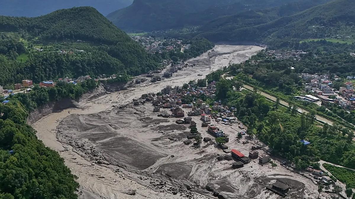 Nepal deki sel felaketinin yeni g&ouml;r&uuml;nt&uuml;leri dehşete d&uuml;ş&uuml;rd&uuml;! Sel suları dev kayayı b&ouml;yle s&uuml;r&uuml;kledi 3