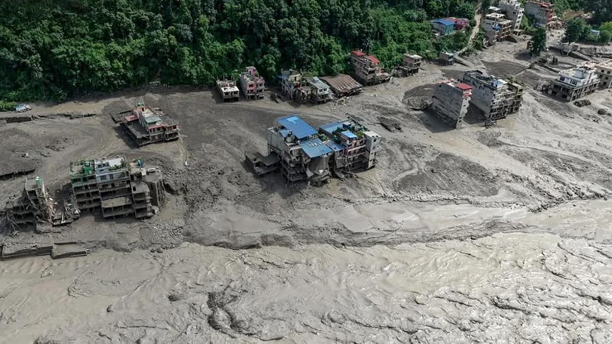 Nepal deki sel felaketinin yeni g&ouml;r&uuml;nt&uuml;leri dehşete d&uuml;ş&uuml;rd&uuml;! Sel suları dev kayayı b&ouml;yle s&uuml;r&uuml;kledi 4