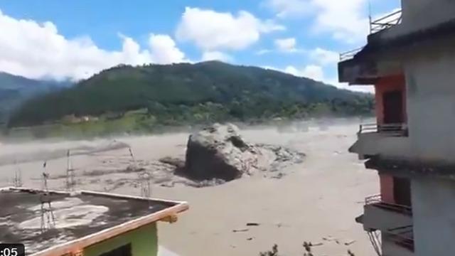 Nepal'deki sel felaketinin yeni g&ouml;r&uuml;nt&uuml;leri dehşete d&uuml;ş&uuml;rd&uuml;! 