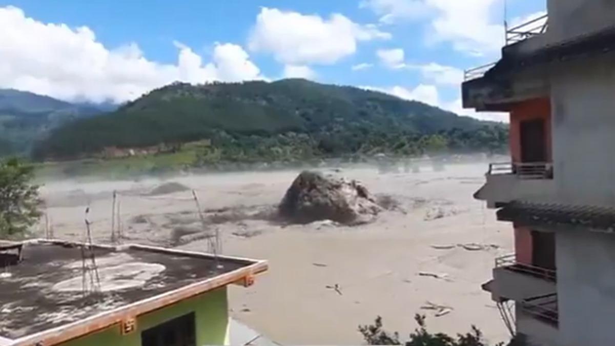 Nepal deki sel felaketinin yeni g&ouml;r&uuml;nt&uuml;leri dehşete d&uuml;ş&uuml;rd&uuml;! Sel suları dev kayayı b&ouml;yle s&uuml;r&uuml;kledi 1