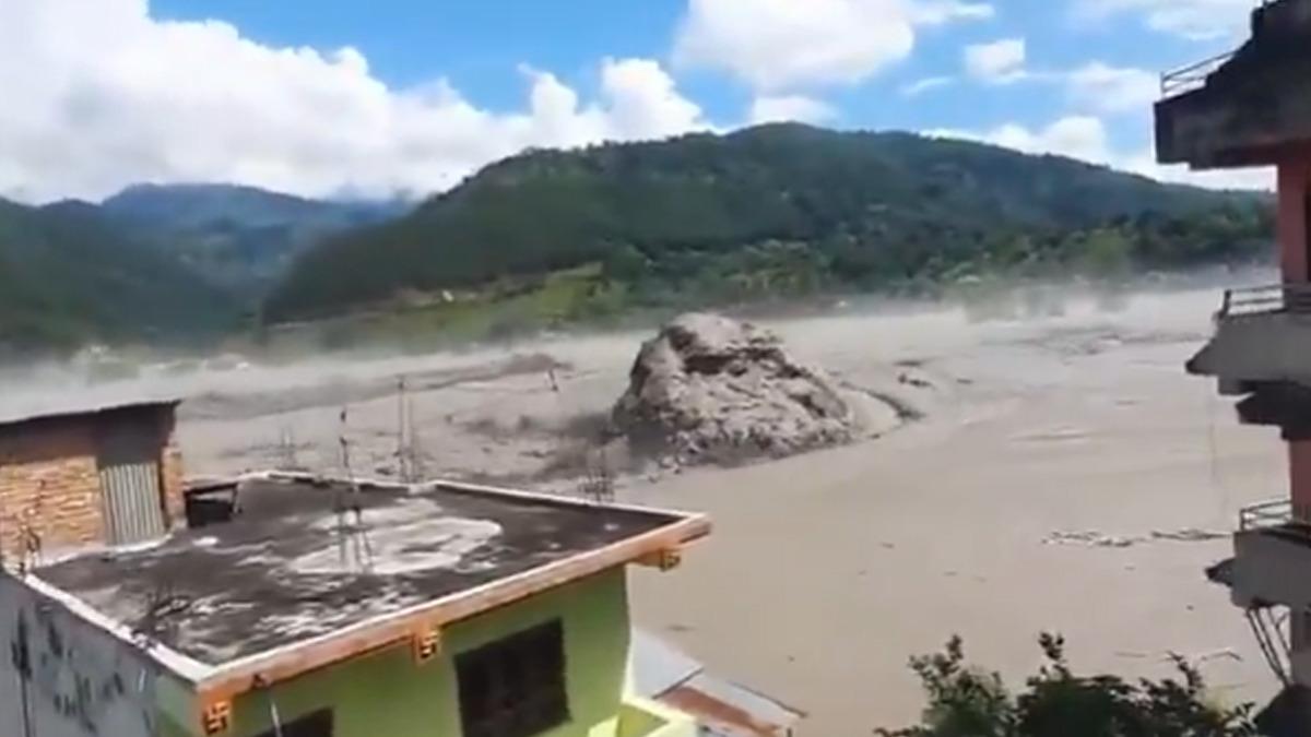 Nepal deki sel felaketinin yeni g&ouml;r&uuml;nt&uuml;leri dehşete d&uuml;ş&uuml;rd&uuml;! Sel suları dev kayayı b&ouml;yle s&uuml;r&uuml;kledi 2