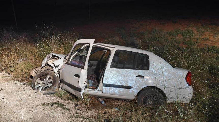 Isparta'da iki otomobil &ccedil;arpıştı: 3 yaralı