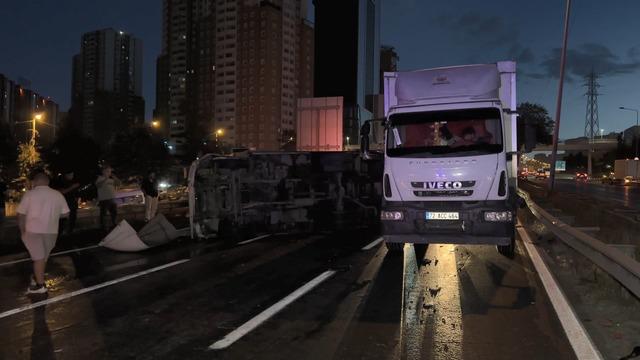 Esenyurt ta 11 ara&ccedil; birbirine girdi: 2 si ağır 6 yaralı var! 1