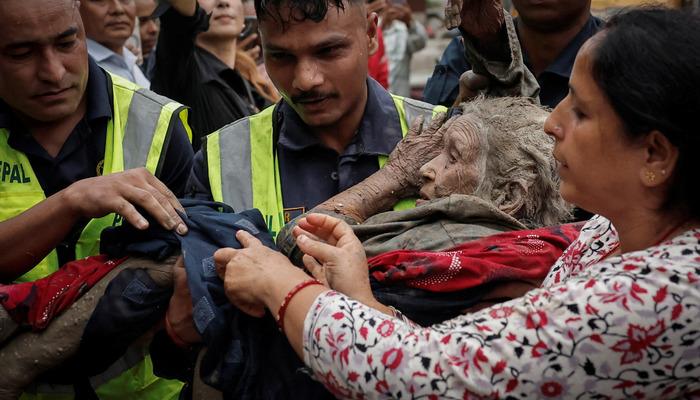 Nepal'deki sel felaketinden &ccedil;arpıcı kare! Sınır hattını bile ortadan kaldırmış