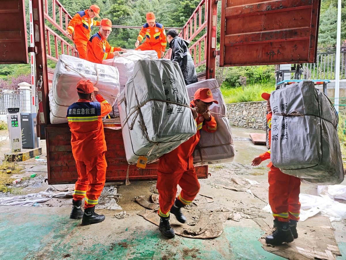 Nepal deki sel felaketinden çarpıcı kare! Sınır hattını bile ortadan kaldırmış 1