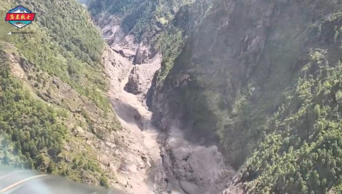 Nepal deki sel felaketinden çarpıcı kare! Sınır hattını bile ortadan kaldırmış 2