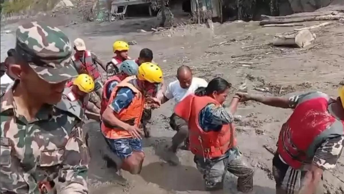 Nepal deki sel felaketinden çarpıcı kare! Sınır hattını bile ortadan kaldırmış 7