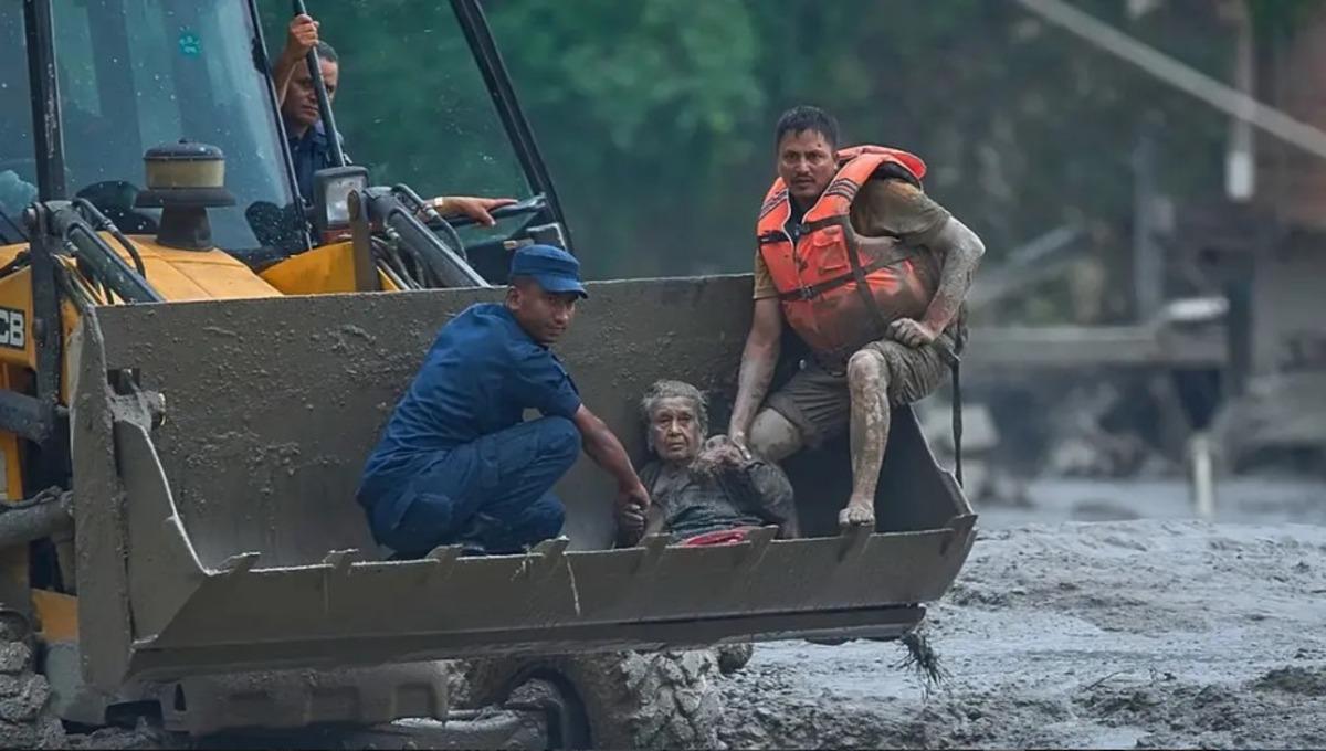 Nepal deki sel felaketinden çarpıcı kare! Sınır hattını bile ortadan kaldırmış 5